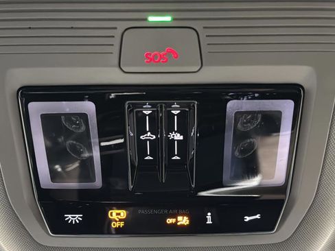 Used 2025 Volkswagen Atlas SEL Premium R-Line image 35