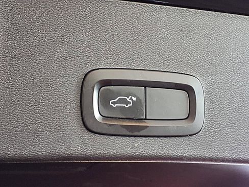 Used 2021 Volvo XC40 T4 Momentum image 6