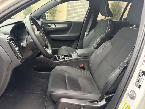 Used 2025 Volvo XC40 B5 Plus image 16