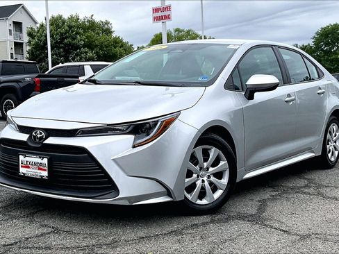 Used 2025 Toyota Corolla LE FWD image 1