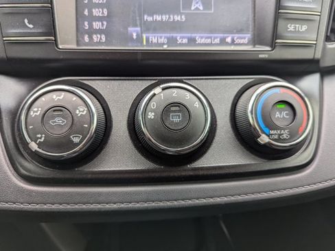 Used 2018 Toyota RAV4 LE FWD image 19