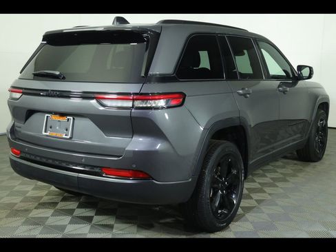 Used 2022 Jeep Grand Cherokee Altitude image 2