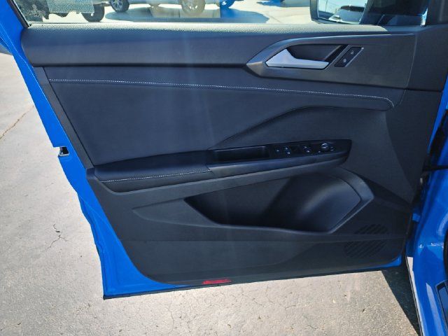 Used 2025 Volkswagen Taos SE FWD image 12