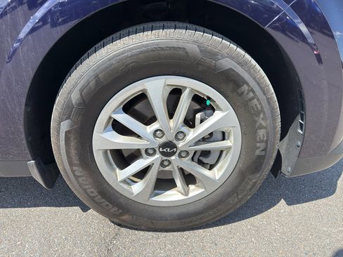 Used 2024 Kia Carnival LX image 18