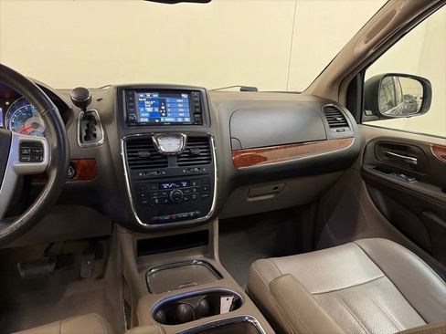 Used 2013 Chrysler Town & Country Touring-L w/ Driver Convenience Group image 31