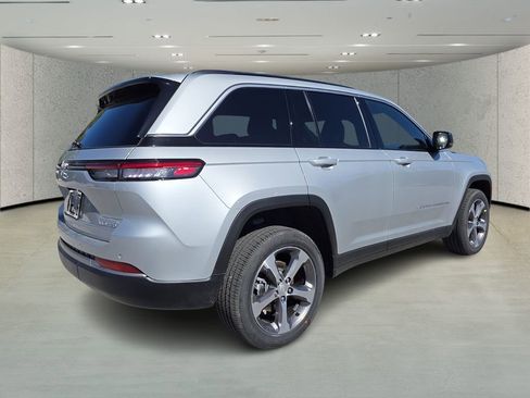 New 2026 Jeep Grand Cherokee Limited RWD image 4