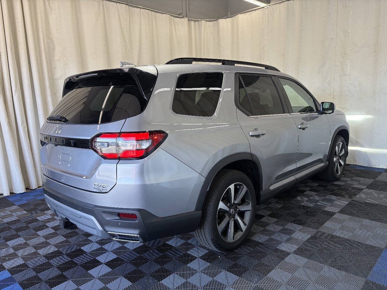 Used 2025 Honda Pilot Elite image 6