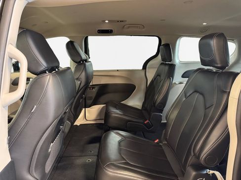 Used 2024 Chrysler Pacifica Touring-L FWD image 24