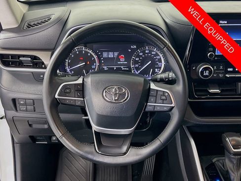 Used 2022 Toyota Highlander XLE FWD image 11