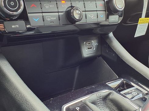 Certified 2025 Jeep Compass Limited image 13