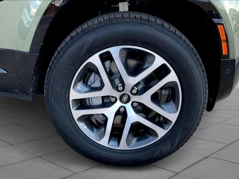 New 2025 Land Rover Defender 130 X-Dynamic SE image 11