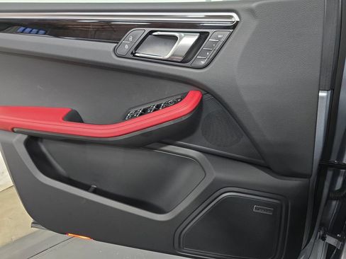 Certified 2025 Porsche Macan AWD/4WD image 22