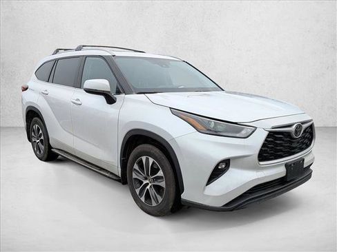 Certified 2023 Toyota Highlander XLE image 3