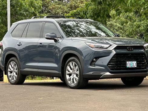 Used 2025 Toyota Grand Highlander AWD image 9