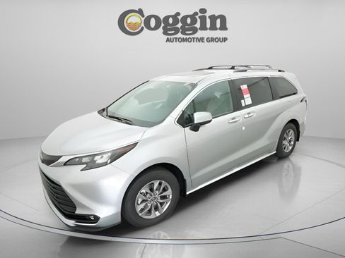 New 2025 Toyota Sienna XLE image 1