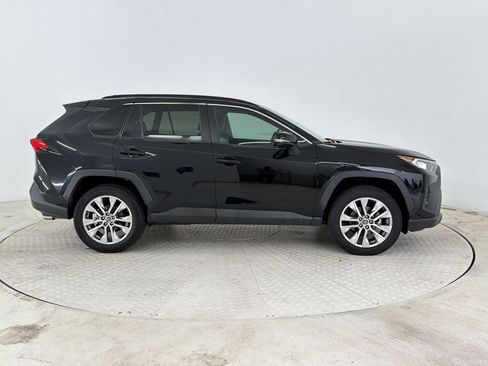 Used 2020 Toyota RAV4 XLE Premium FWD image 8
