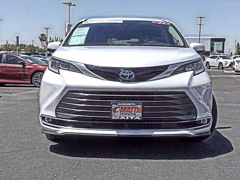 Used 2023 Toyota Sienna Limited AWD/4WD image 3