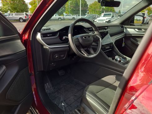 New 2025 Jeep Grand Cherokee L Altitude image 10