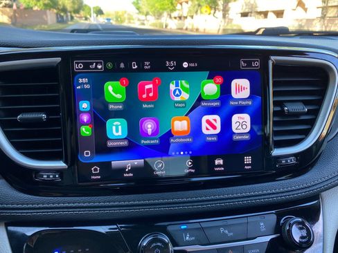 Used 2023 Chrysler Pacifica Touring-L image 76