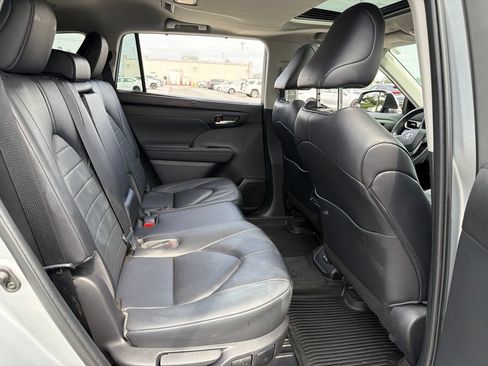 Used 2023 Toyota Highlander XLE AWD/4WD image 11