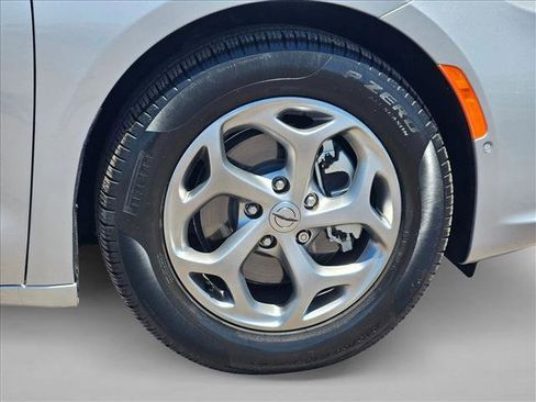 Used 2023 Chrysler Pacifica Limited FWD image 29