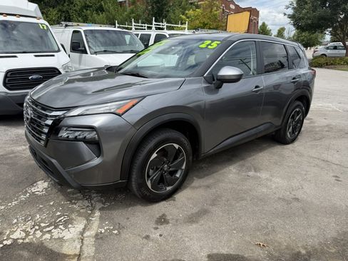 Used 2025 Nissan Rogue SV AWD/4WD image 3