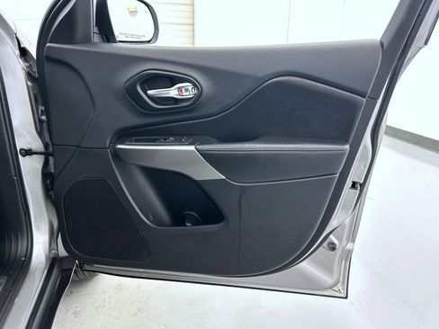 Used 2019 Jeep Cherokee Limited w/ Technology Group image 16