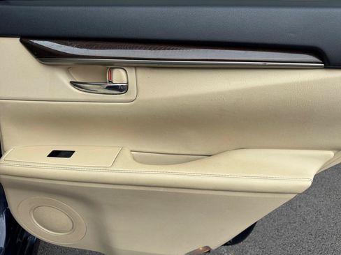 Used 2014 Lexus ES 350 w/ Luxury Package FWD image 27