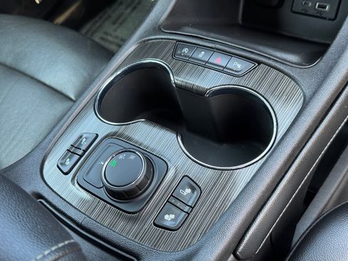 Used 2023 GMC Acadia SLT image 16