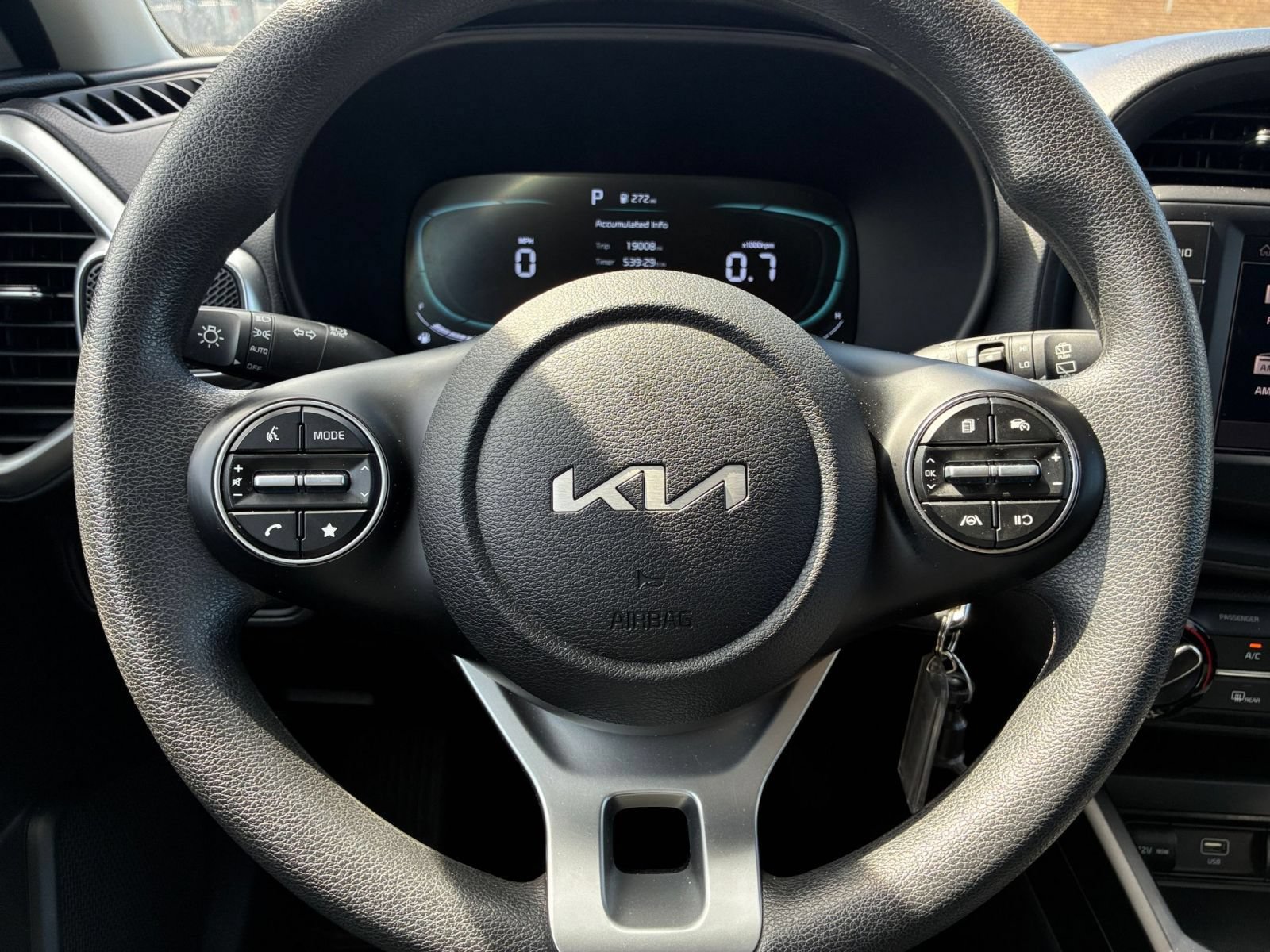 Used 2025 Kia Soul LX w/ LX Technology Package FWD image 25
