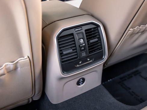 Certified 2026 Porsche Macan AWD/4WD image 43