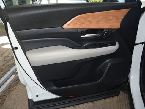 Used 2024 Toyota Grand Highlander Limited image 10