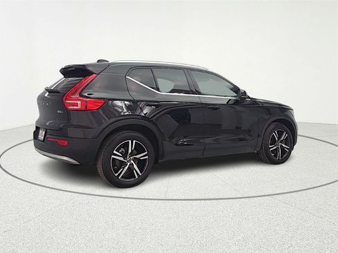 Used 2023 Volvo XC40 B5 Plus image 8