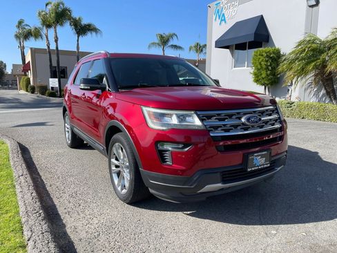 Used 2018 Ford Explorer XLT AWD/4WD image 3