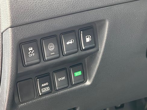Used 2019 Nissan Rogue SV AWD/4WD image 18