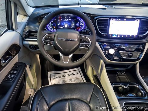 Used 2022 Chrysler Pacifica Limited w/ Uconnect Theater Family Group image 21