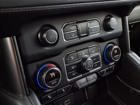 Used 2021 Chevrolet Suburban Z71 w/ Luxury Package image 9