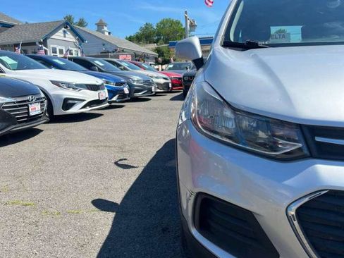 Used 2018 Chevrolet Trax LS FWD image 2