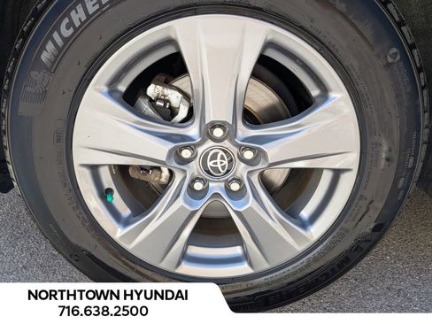 Used 2025 Toyota RAV4 XLE AWD/4WD image 38