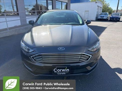 Used 2018 Ford Fusion SE w/ Fusion SE Technology Package FWD image 2
