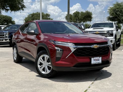 Used 2025 Chevrolet Trax LS FWD image 2