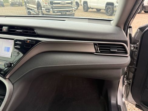 Used 2020 Toyota Camry SE FWD image 19