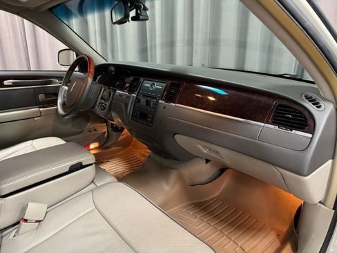 Used 2006 Lincoln Town Car Designer Series RWD image 8
