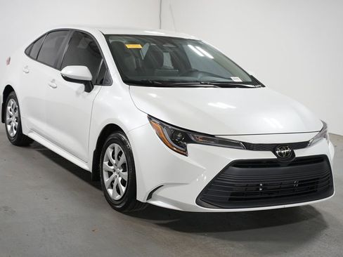 Certified 2025 Toyota Corolla LE image 3