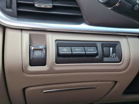 Used 2013 Cadillac XTS Premium AWD/4WD image 25