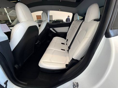 Used 2021 Tesla Model Y Long Range AWD/4WD image 30
