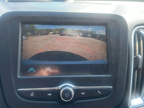 Used 2017 Chevrolet Malibu LT FWD image 25