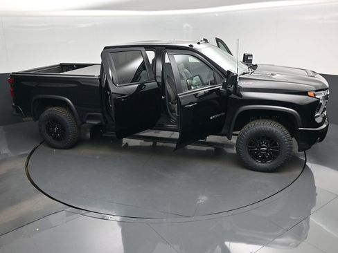 Used 2024 Chevrolet Silverado 2500 ZR2 w/ Technology Package image 18