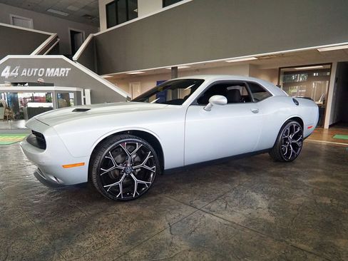 Used 2019 Dodge Challenger SXT w/ Blacktop Package RWD image 5