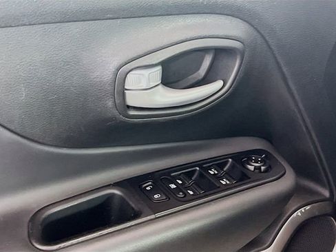 Used 2023 Jeep Renegade Latitude AWD/4WD image 18